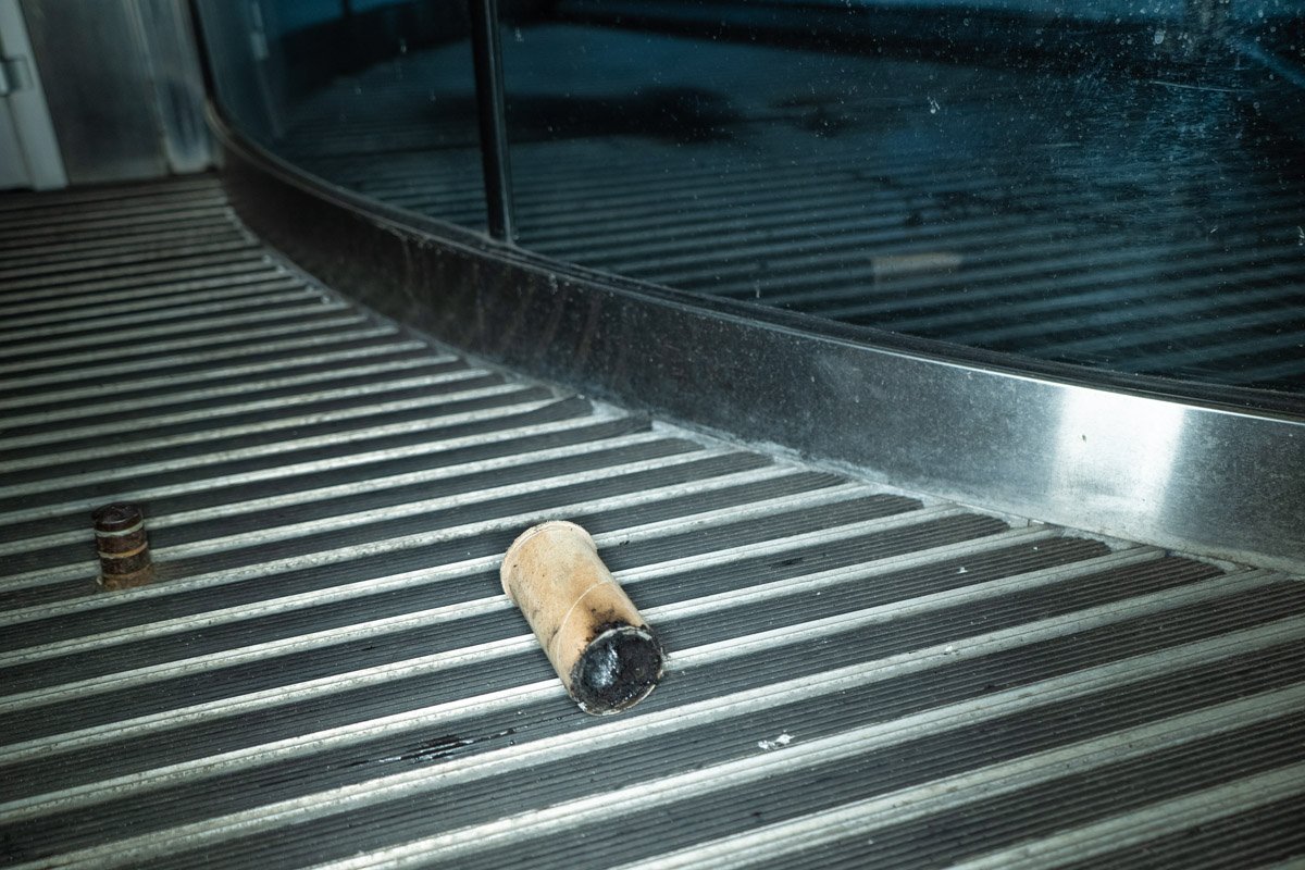 По одной из версий, дымовую шашку подожгли в знак протеста против бизнеса российских олигархов в Украине