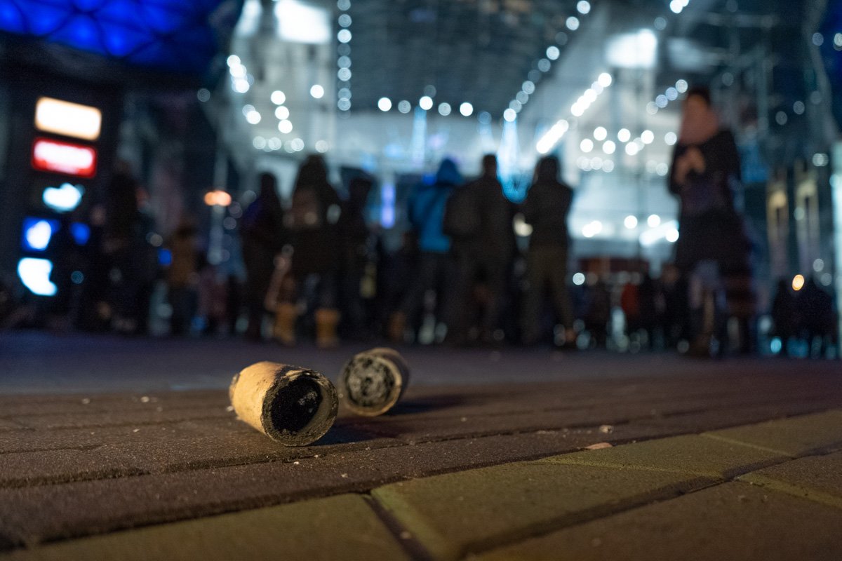 Со слов посетителей, шашки дымели на нулевом, втором и третьем этажах с обоих сторон торгового центра