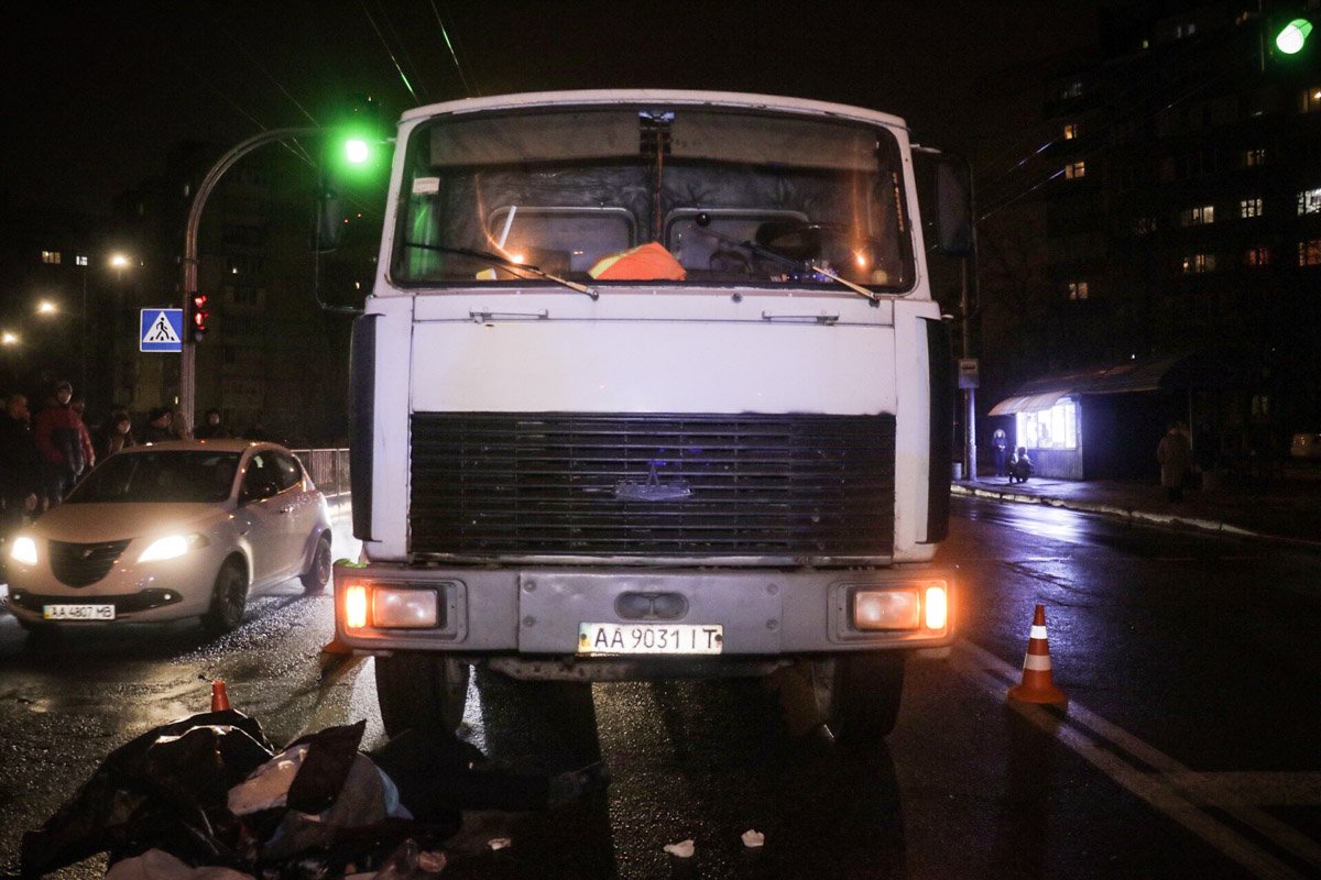 На Героев Сталинграда МАЗ сбил женщину На Героев Сталинграда МАЗ сбил женщину