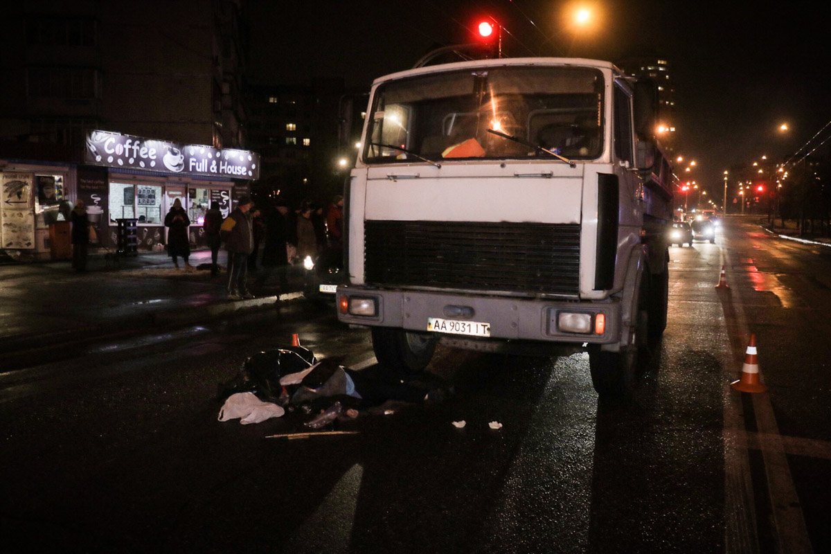 Неизвестно на какой сигнал светофора женщина переходила дорогу Неизвестно на какой сигнал светофора женщина переходила дорогу