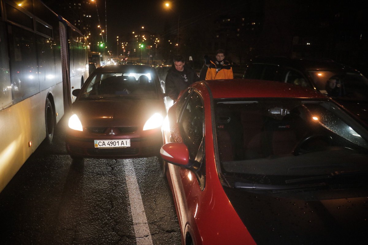Возле места наезда собралась тянучка и возникли новые ДТП Возле места наезда собралась тянучка и возникли новые ДТП
