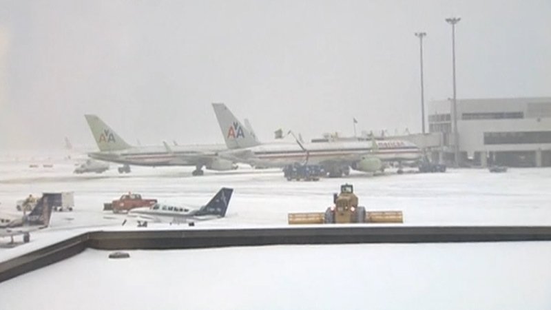 Из-за снежной бури в США более тысячи авиарейсов отменили Из-за снежной бури в США более тысячи авиарейсов отменили