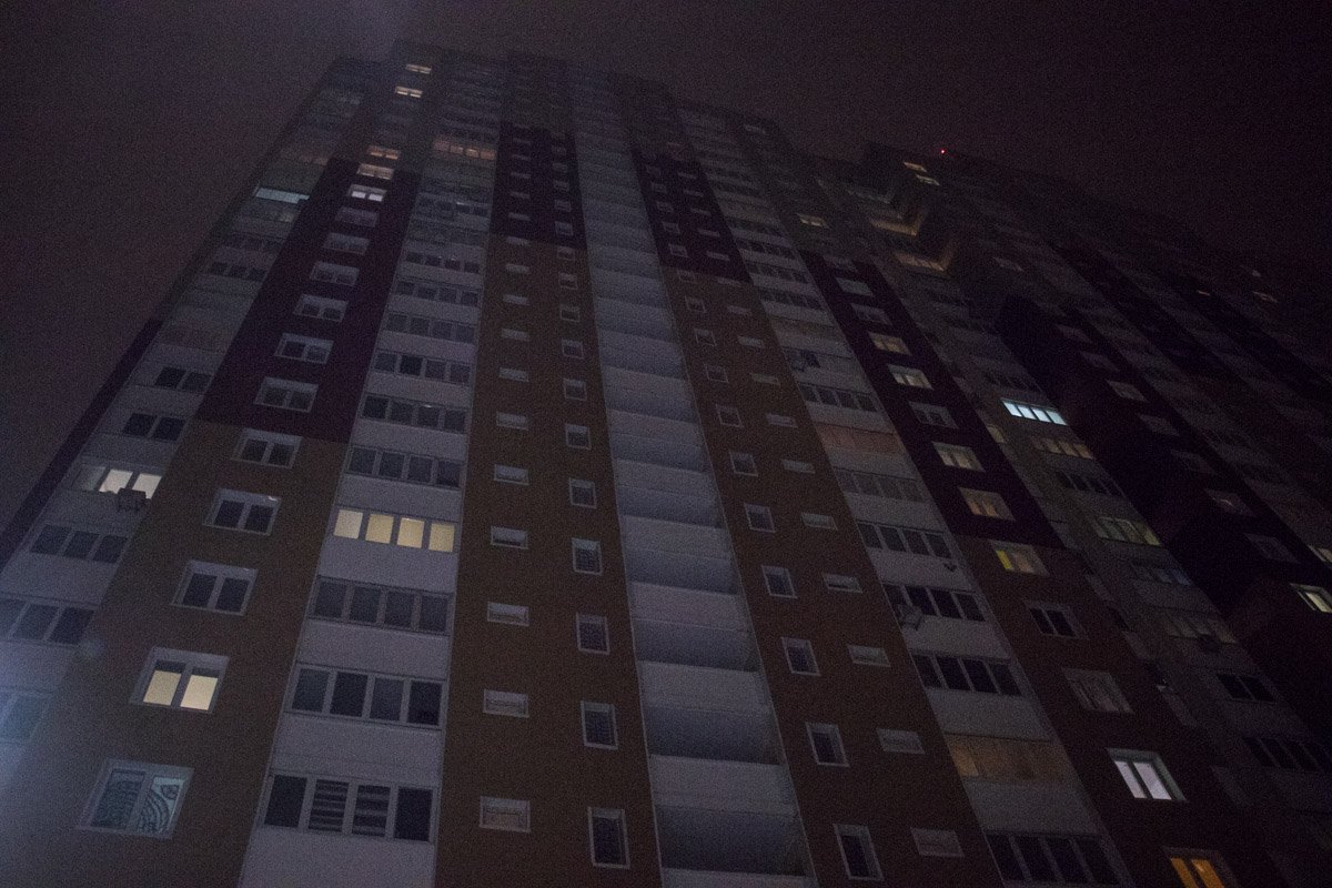 Молодой мужчина выпал с общего балкона 19-го этажа жилого дома в Подольском районе