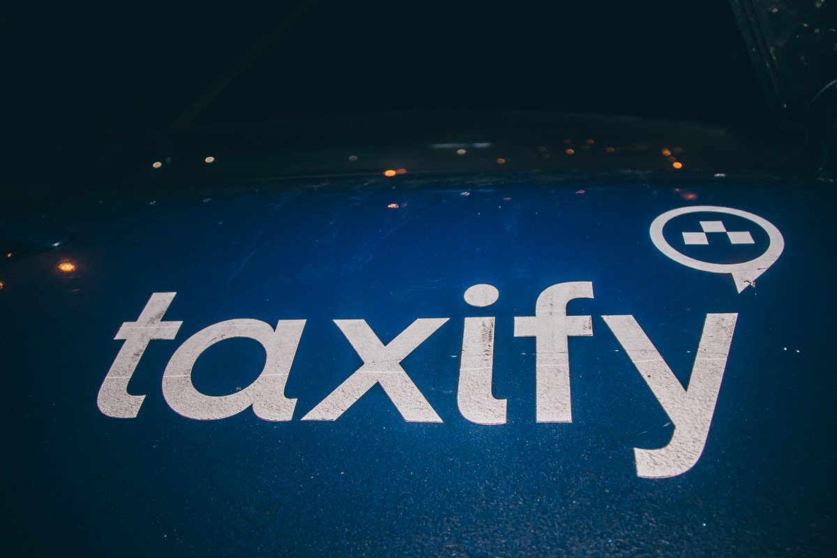 На авто были наклейки службы такси Taxify На авто были наклейки службы такси Taxify