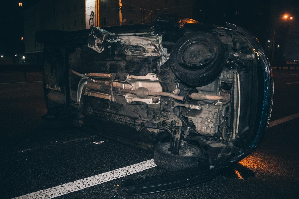 Машина перевернулась на бок и перегородила две полосы проспекта Машина перевернулась на бок и перегородила две полосы проспекта