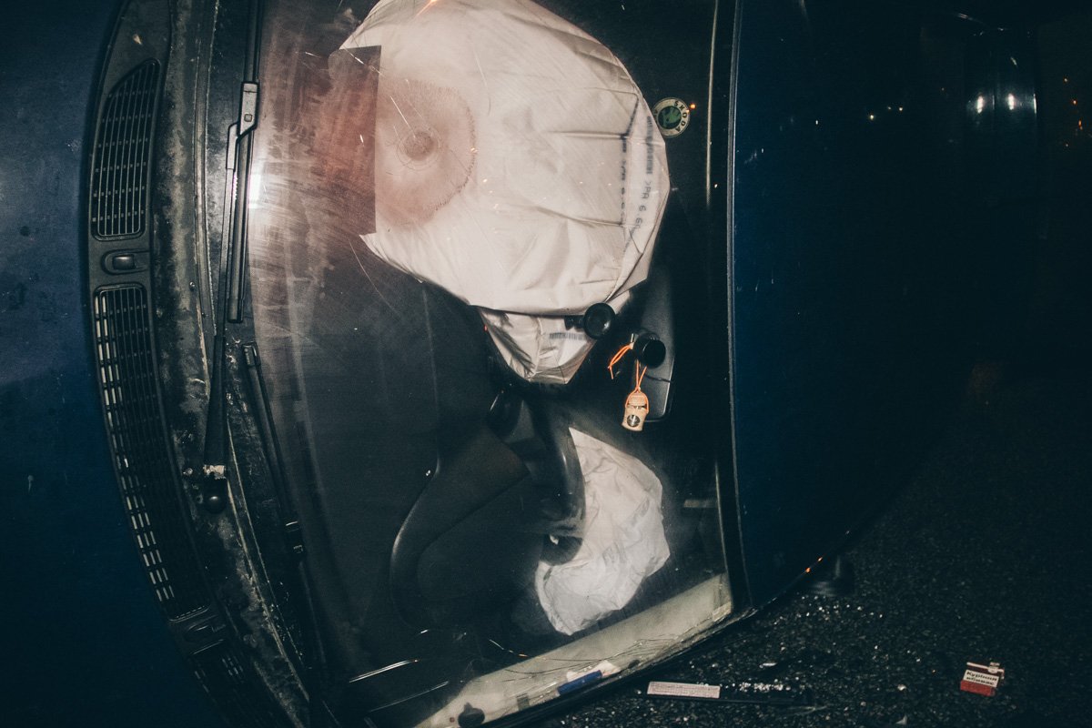 Машину занесло и она ударилась правым колесом в бордюр Машину занесло и она ударилась правым колесом в бордюр