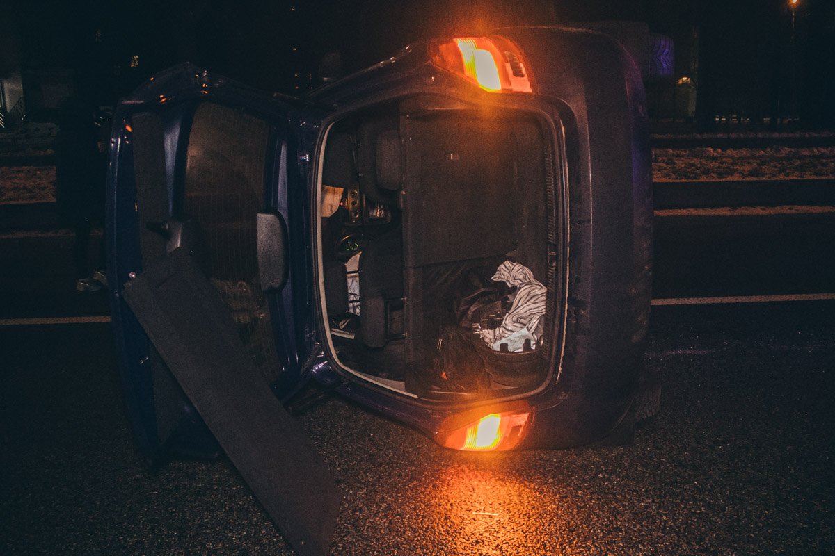 К счастью, в результате аварии, водитель и пассажир не пострадали К счастью, в результате аварии, водитель и пассажир не пострадали