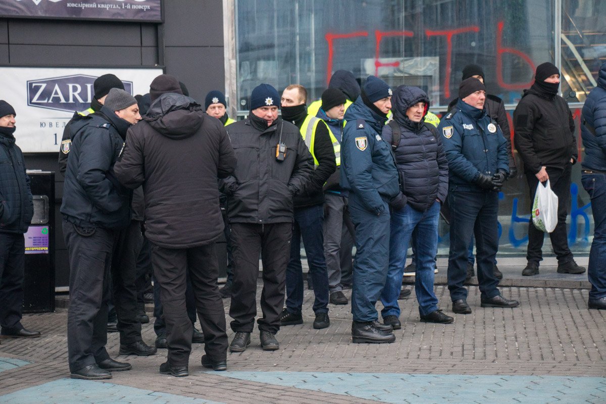 Возле ТРЦ дежурили полицейские и пожарные Возле ТРЦ дежурили полицейские и пожарные