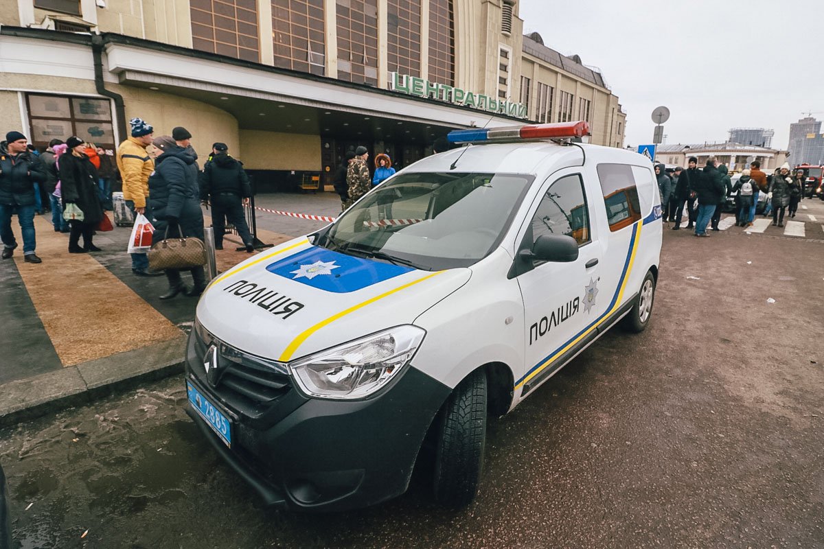 К месту прибыли кинологи, взрывотехники и пожарные