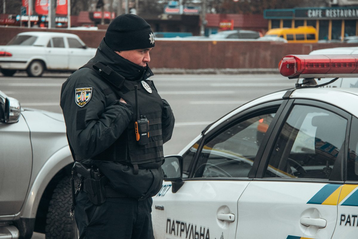 Проезжающие мимо патрульные пытались спасти мужчину Проезжающие мимо патрульные пытались спасти мужчину