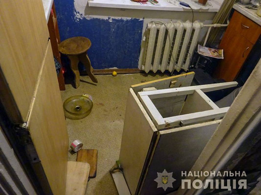 В Киеве на улице Малышко обнаружили окровавленный труп мужчины В Киеве на улице Малышко обнаружили окровавленный труп мужчины