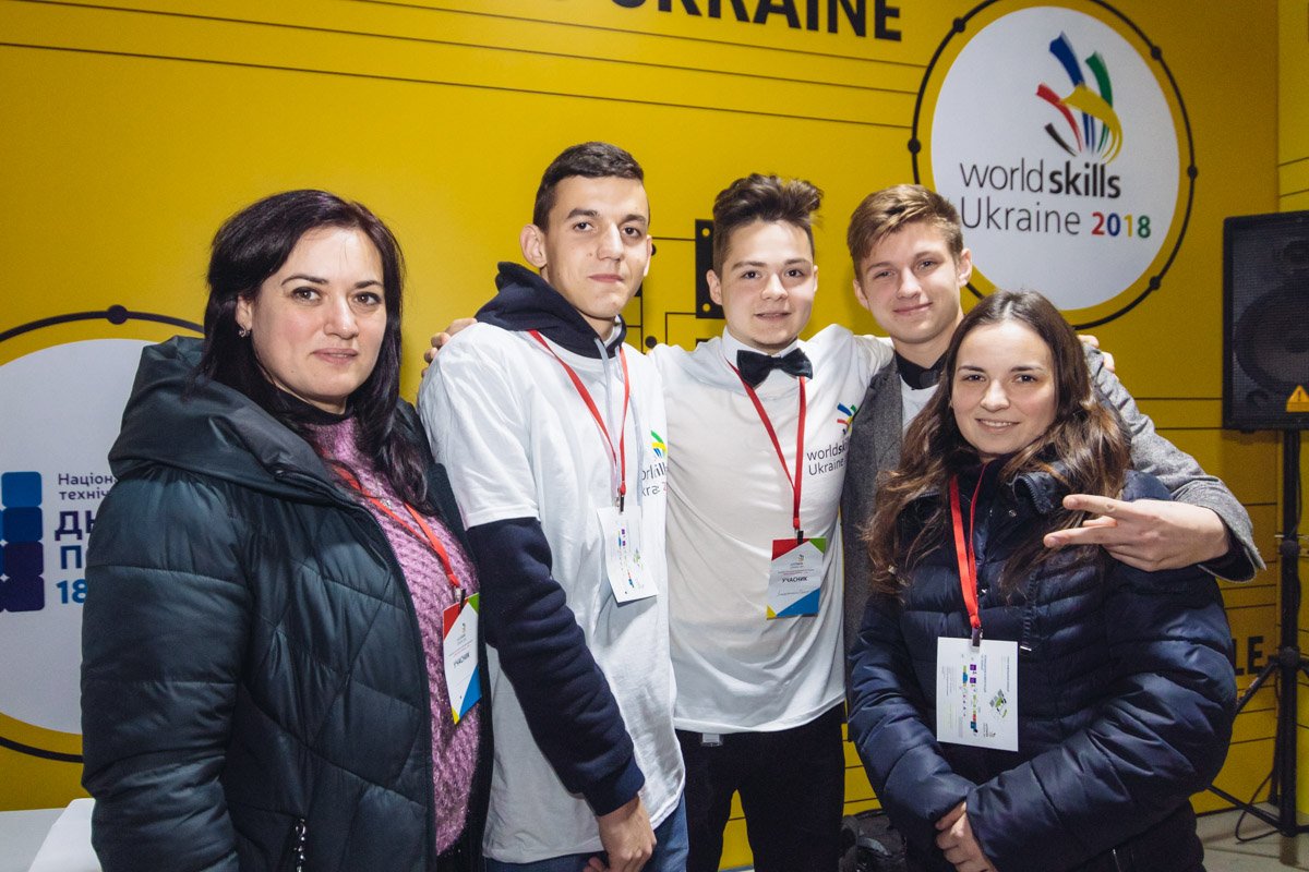 Конкурсанты Николай Шайда и Влад Давыдовский (первый и второй справа) – студенты 3 курса Политехнического колледжа Криворожского национального университета Конкурсанты Николай Шайда и Влад Давыдовский (первый и второй справа) – студенты 3 курса Политехнического колледжа Криворожского национального университета