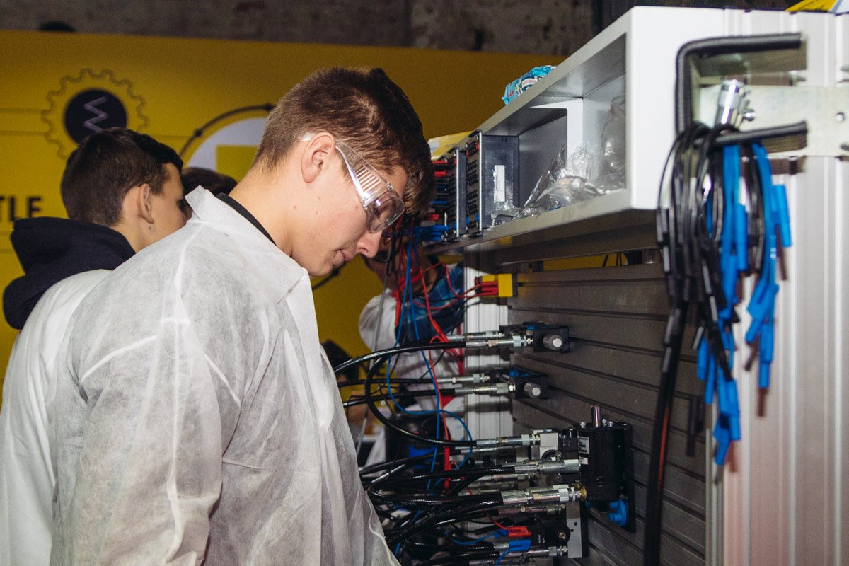 Затем нужно собрать схему своими руками на стенде Затем нужно собрать схему своими руками на стенде