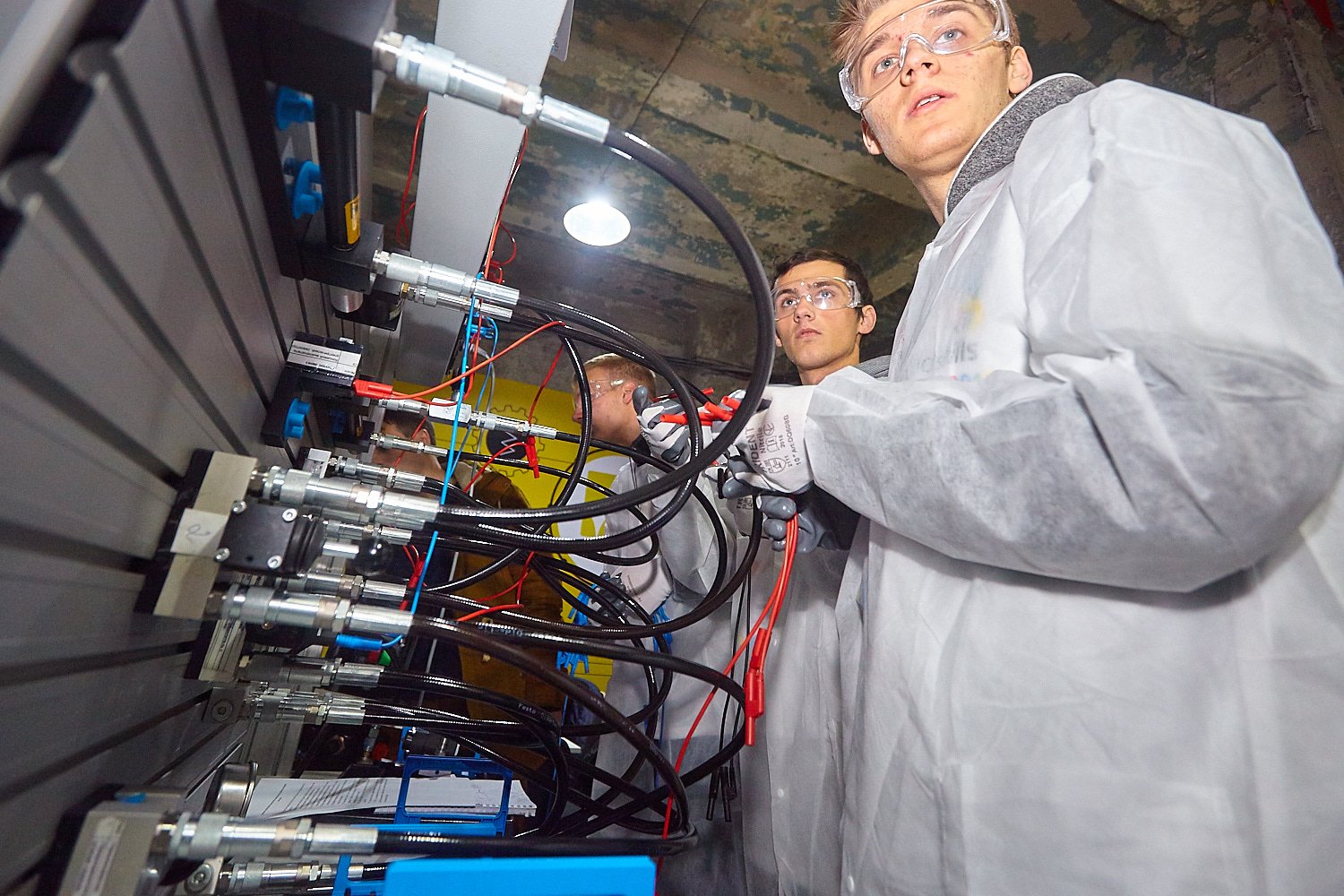 Мехатроник разбирается во многих дисциплинах Мехатроник разбирается во многих дисциплинах