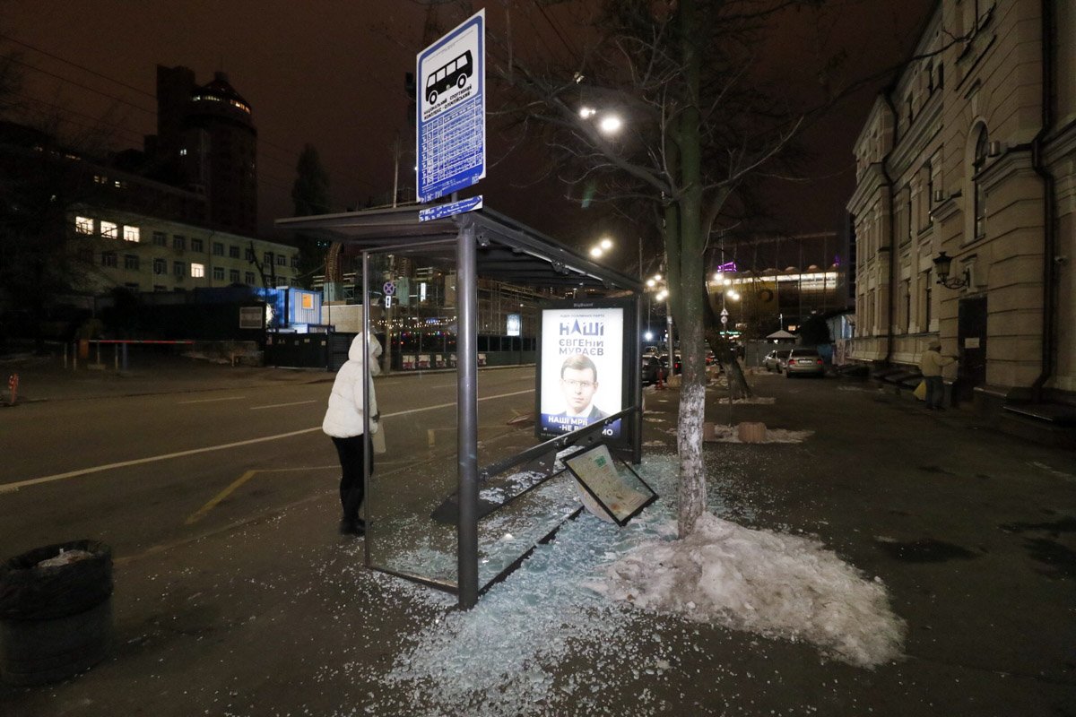 После инцидента были разбиты секции задней стены конструкции