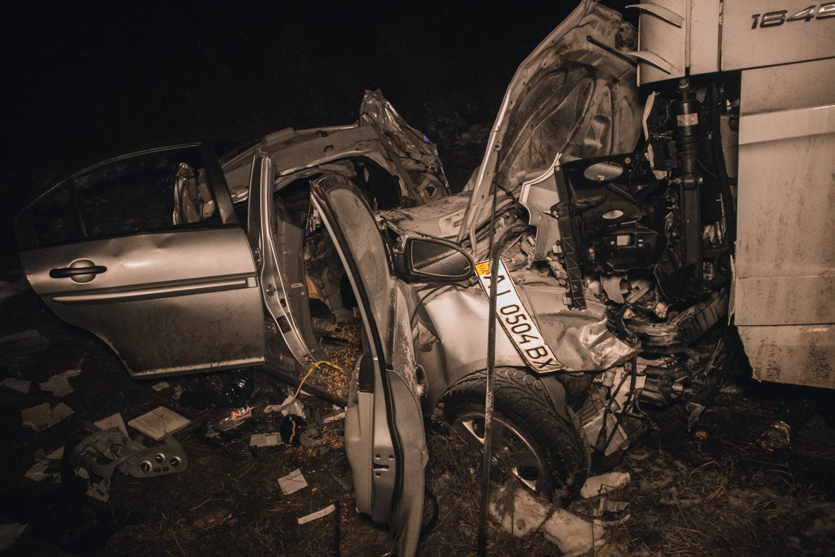 От удара легковушка получила серьезные повреждения От удара легковушка получила серьезные повреждения