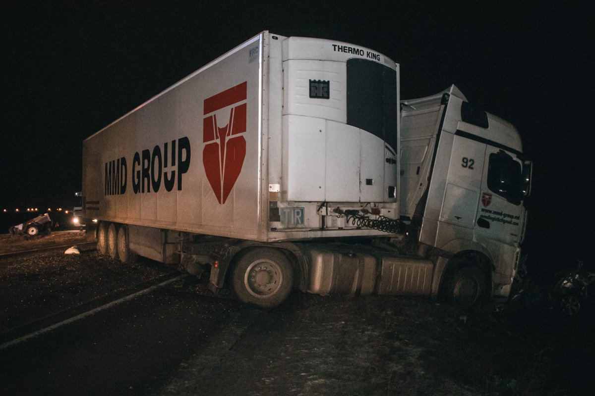 От удара фура выехала на встречную полосу и затолкнула легковушку в кювет От удара фура выехала на встречную полосу и затолкнула легковушку в кювет