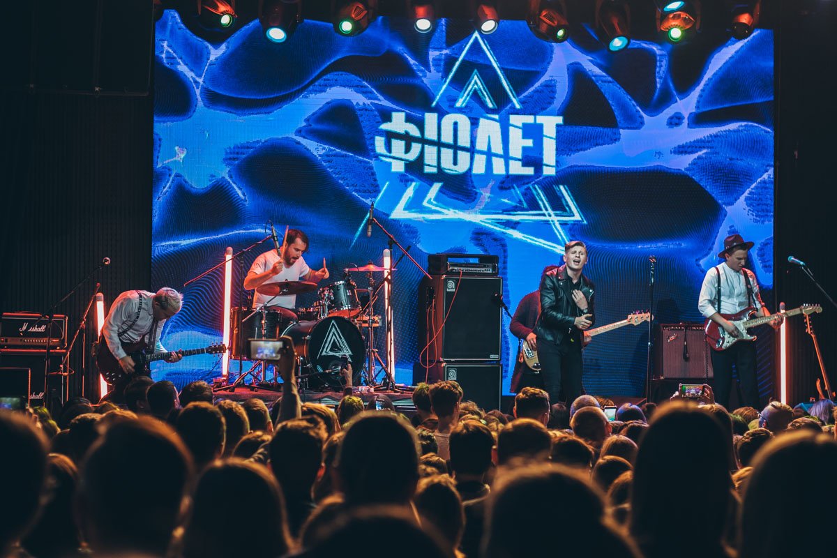 Песню "Космос буде за нас" солист группы посвятил всем воинам, которые охраняют восточные и южные границы страны Песню "Космос буде за нас" солист группы посвятил всем воинам, которые охраняют восточные и южные границы страны