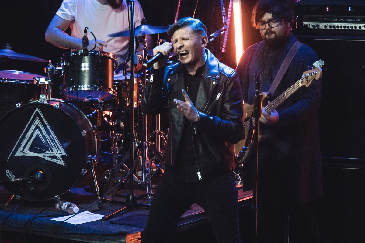 Множество песен и весь блок треков "на бис" зал пел вместе с группой, иногда и перекрикивая солиста Множество песен и весь блок треков "на бис" зал пел вместе с группой, иногда и перекрикивая солиста