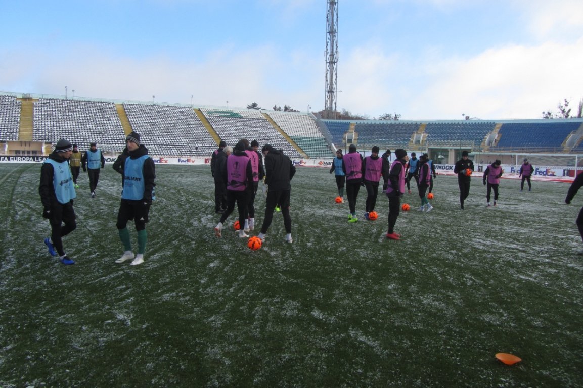 Футболисты проводят тренировку на поле стадиона имени Бутовского Футболисты проводят тренировку на поле стадиона имени Бутовского