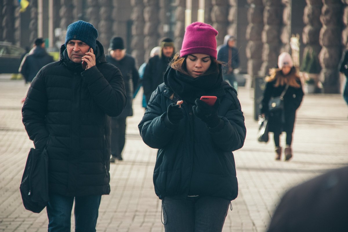 К сожалению, из-за телефонов мы стали реже друг другу улыбаться К сожалению, из-за телефонов мы стали реже друг другу улыбаться