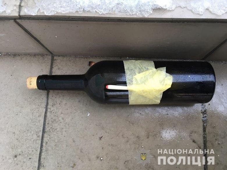 Неизвестные забросали Андреевскую церковь коктейлями Молотова Неизвестные забросали Андреевскую церковь коктейлями Молотова