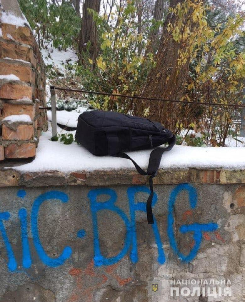 Однако злоумышленники забыли на месте преступления рюкзак с вещественными доказательствами Однако злоумышленники забыли на месте преступления рюкзак с вещественными доказательствами