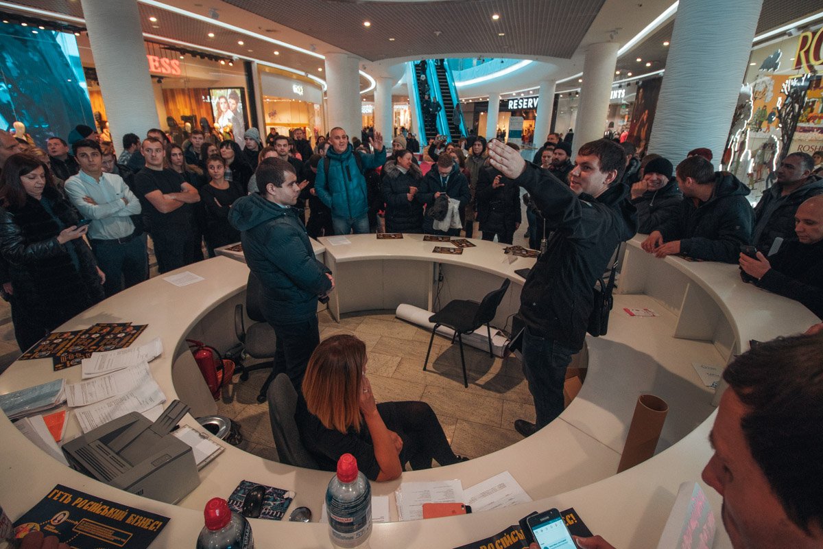 К радикалам вышли сотрудники Ocean Plaza с требованием покинуть помещение