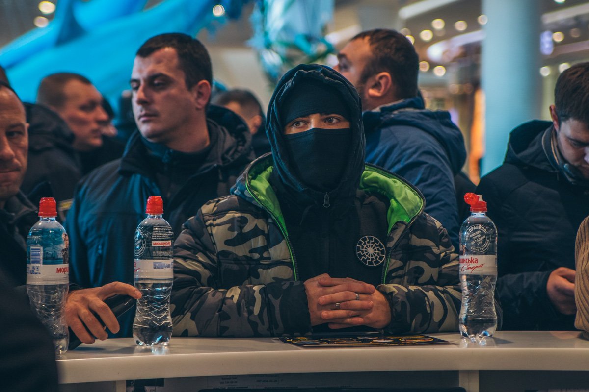 Участники протеста открыто заявляют, что им в основном от 15 до 18 лет, а их организация молодежная