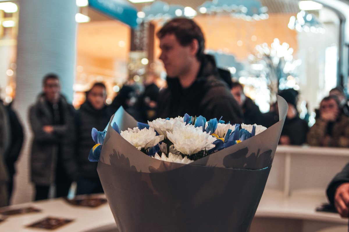 Организатор акции повздорил с работницей ТРЦ, а потом извинился перед, вручив букет