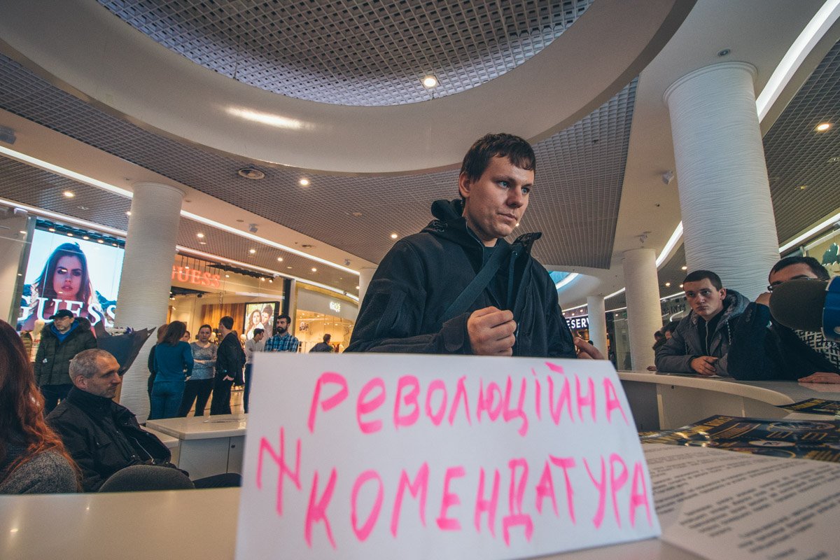 Практически все были в масках, даже девушки, так как опасаются, что их без-какой либо причины могут задержать правоохранители