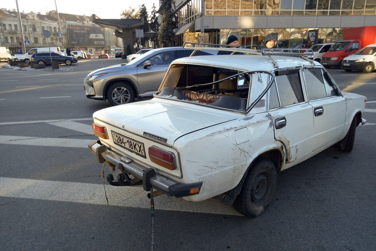 От удара "Жигули" перевернулись и усыпал проезжую часть осколками стекла