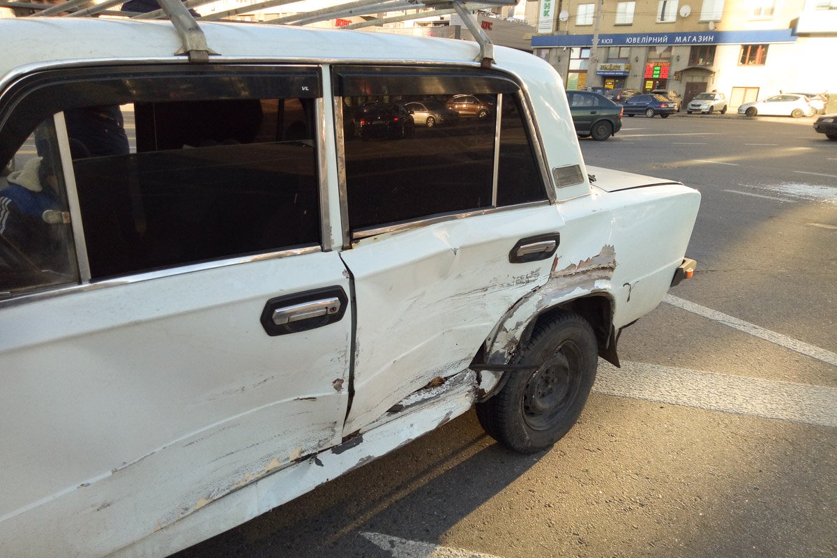 По словам водителя KIA, он двигался по бульвару Шевченко в сторону цирка