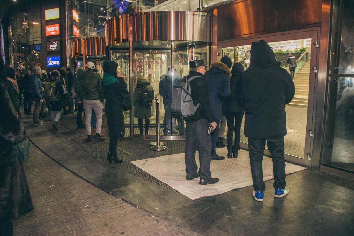 Посетители не могли попасть внутрь торгового центра Посетители не могли попасть внутрь торгового центра