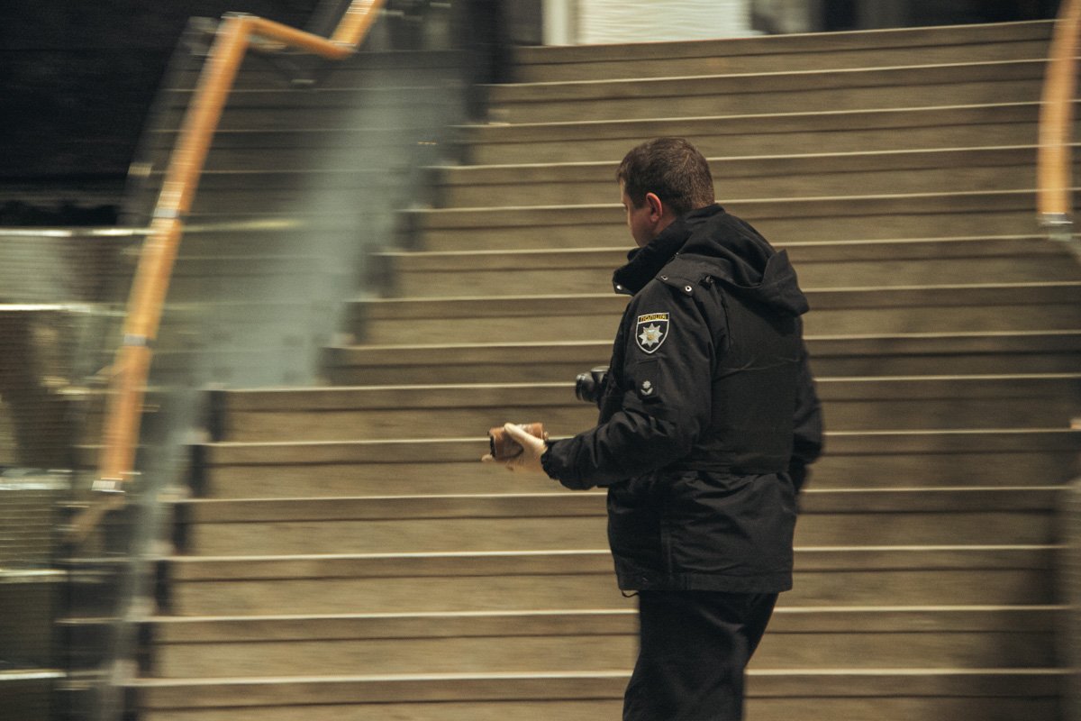 Причина - ТРЦ забросали дымовыми шашками Причина - ТРЦ забросали дымовыми шашками