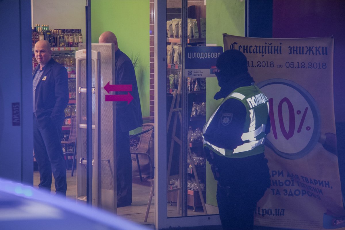 Полиции пришлось эвакуировать людей из всех магазинов Сильпо в Киеве