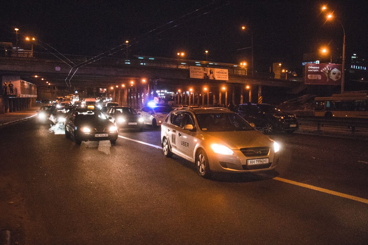 Из-за аварии образовалась масштабная пробка Из-за аварии образовалась масштабная пробка