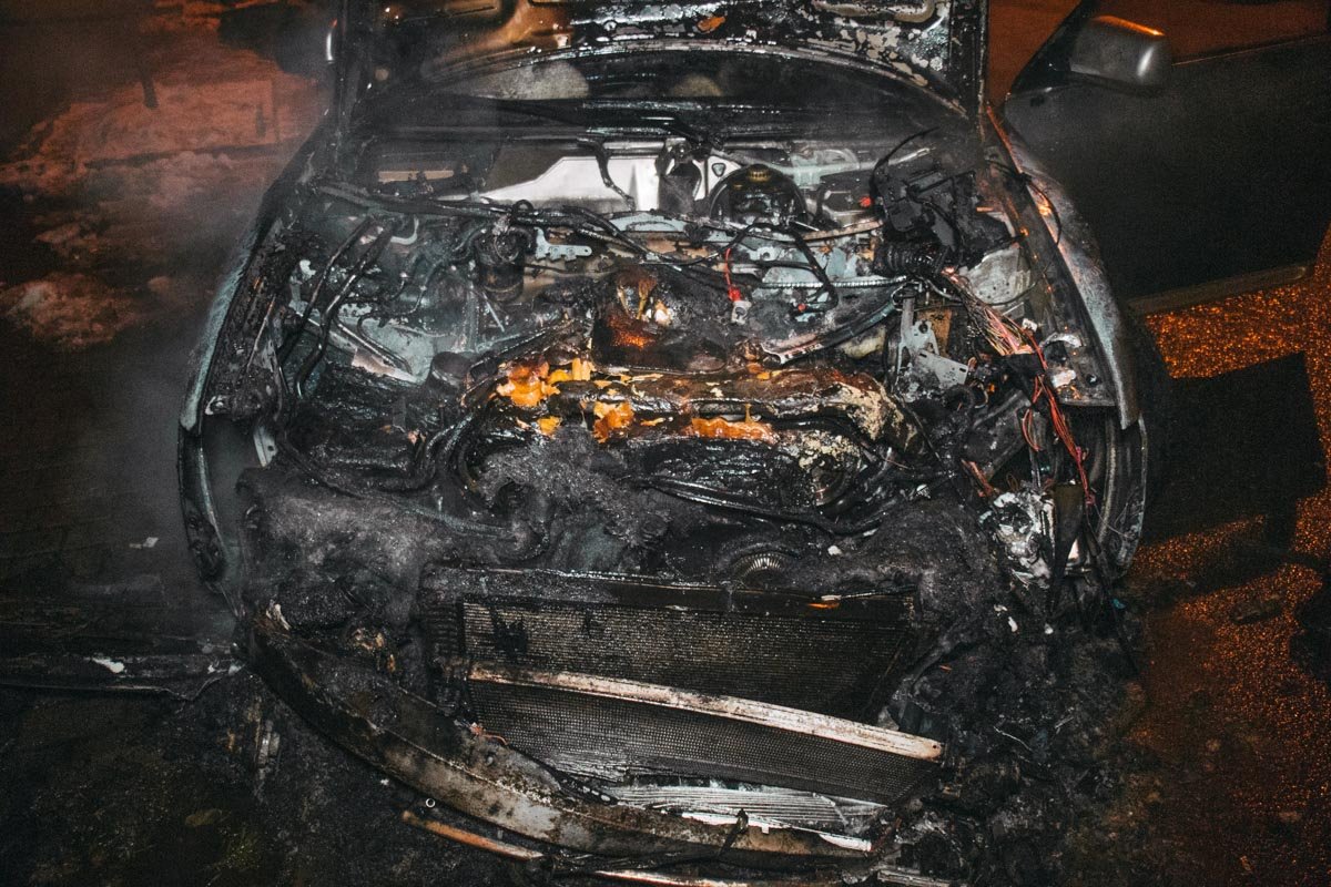 Огонь охватил моторный отсек машины