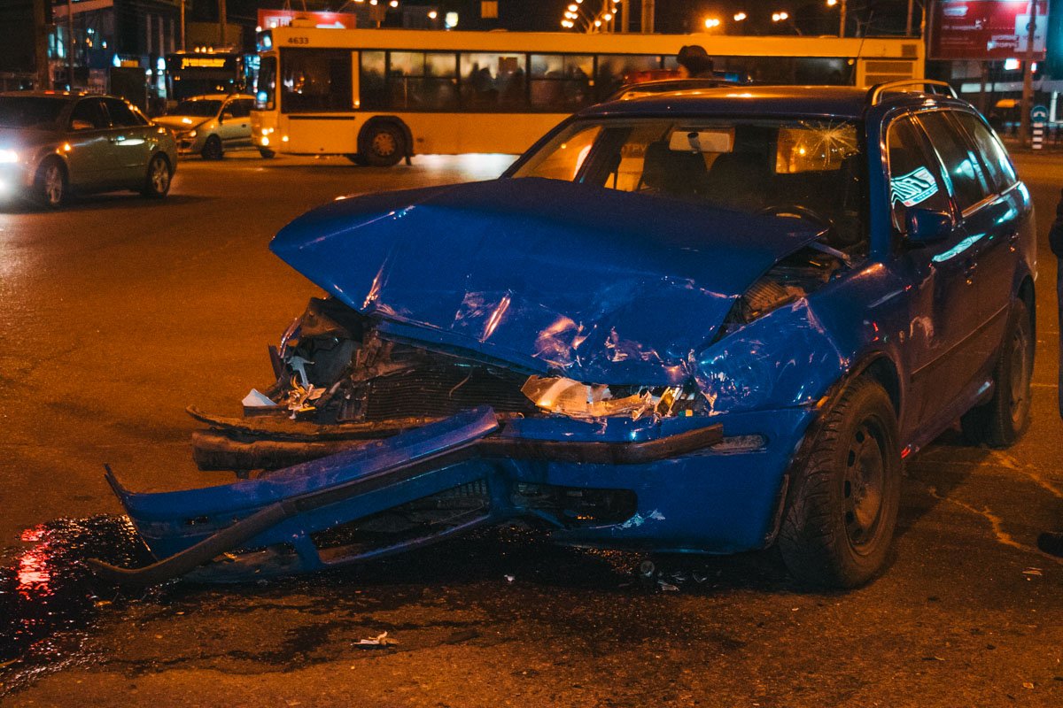 29 ноября возле станции метро "Почайна" столкнулись две Skoda 29 ноября возле станции метро "Почайна" столкнулись две Skoda