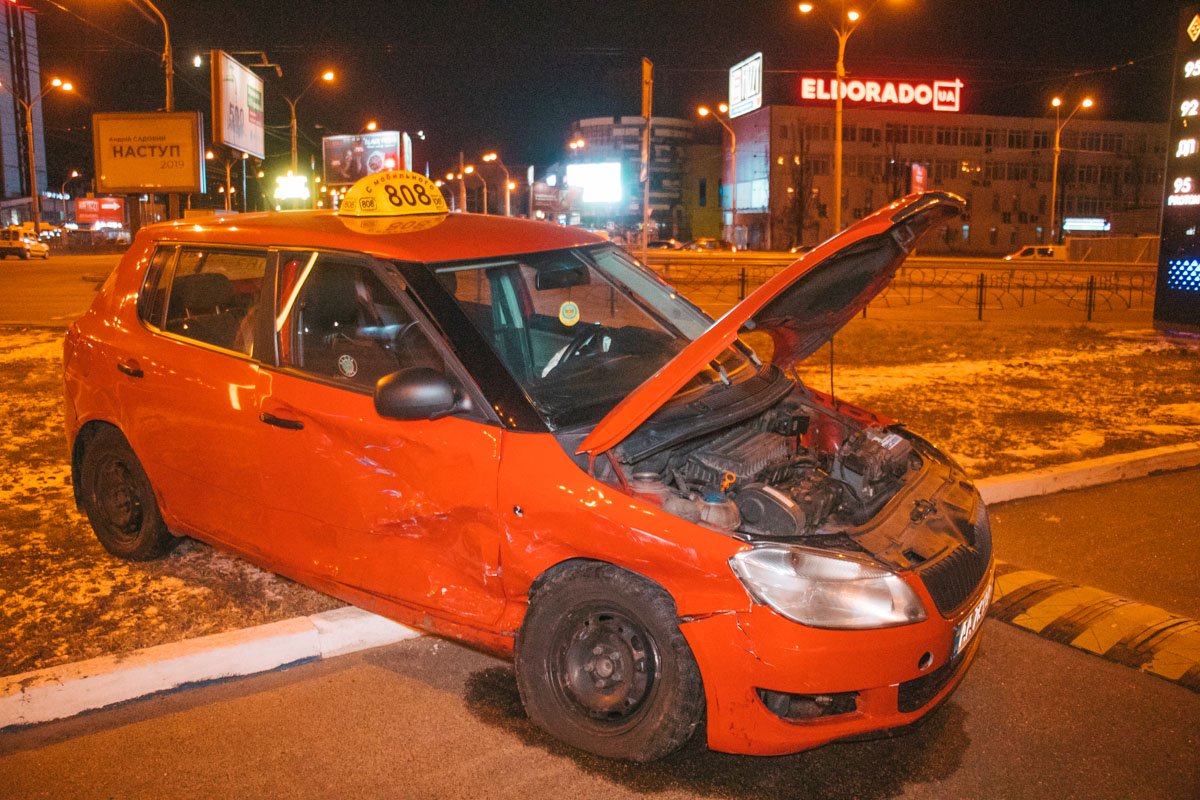 Fabia поворачивала на Степана Бандеры, чтобы поехать в сторону Северного моста Fabia поворачивала на Степана Бандеры, чтобы поехать в сторону Северного моста