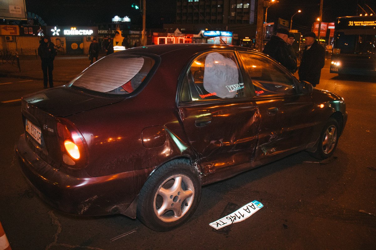 Девушку-пассажира из Lanos госпитализировали в больницу Девушку-пассажира из Lanos госпитализировали в больницу