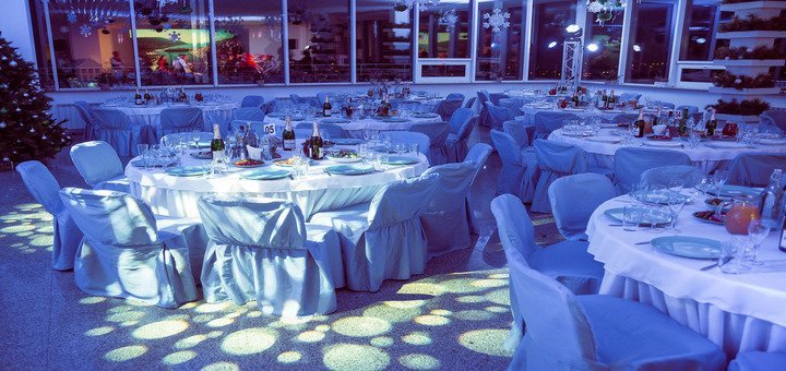 Новогодняя вечеринка, где All Inclusive — это действительно праздни