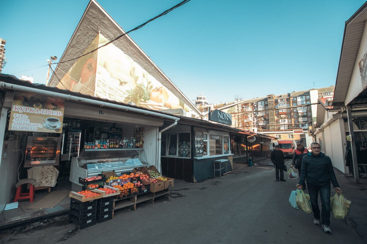 Первоначально рынок располагался на месте действующего ныне Дворца «Украина» возле Владимирской церкви