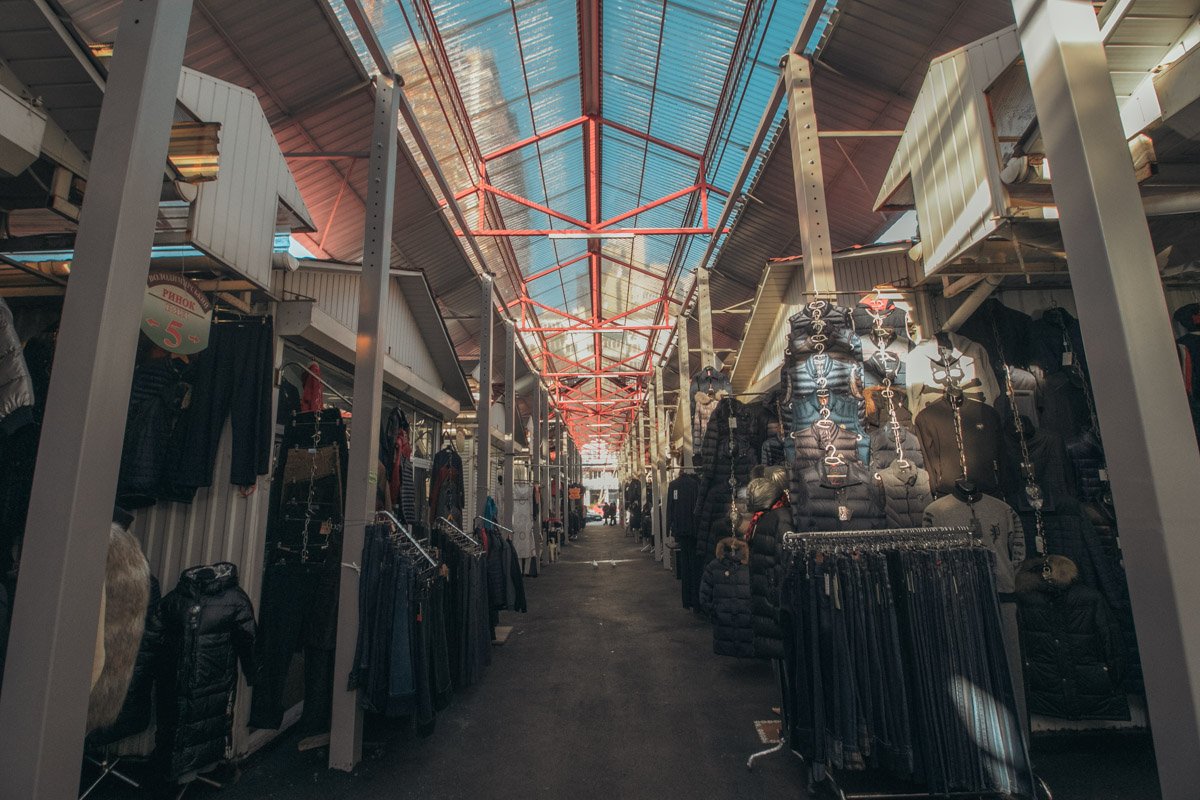 Рынок насчитывает более 900 торговых мест и ежемесячно принимает более 50 тысяч покупателей