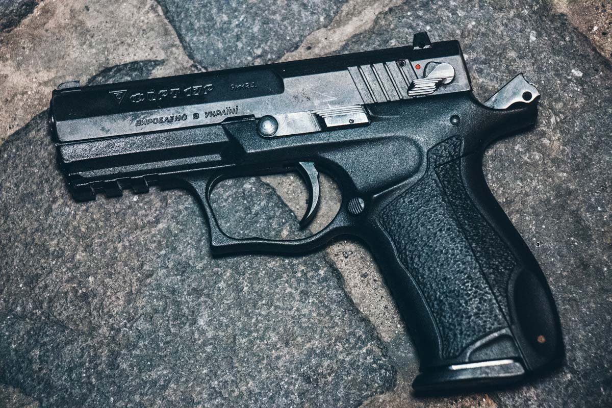 У парня были все документы на оружие