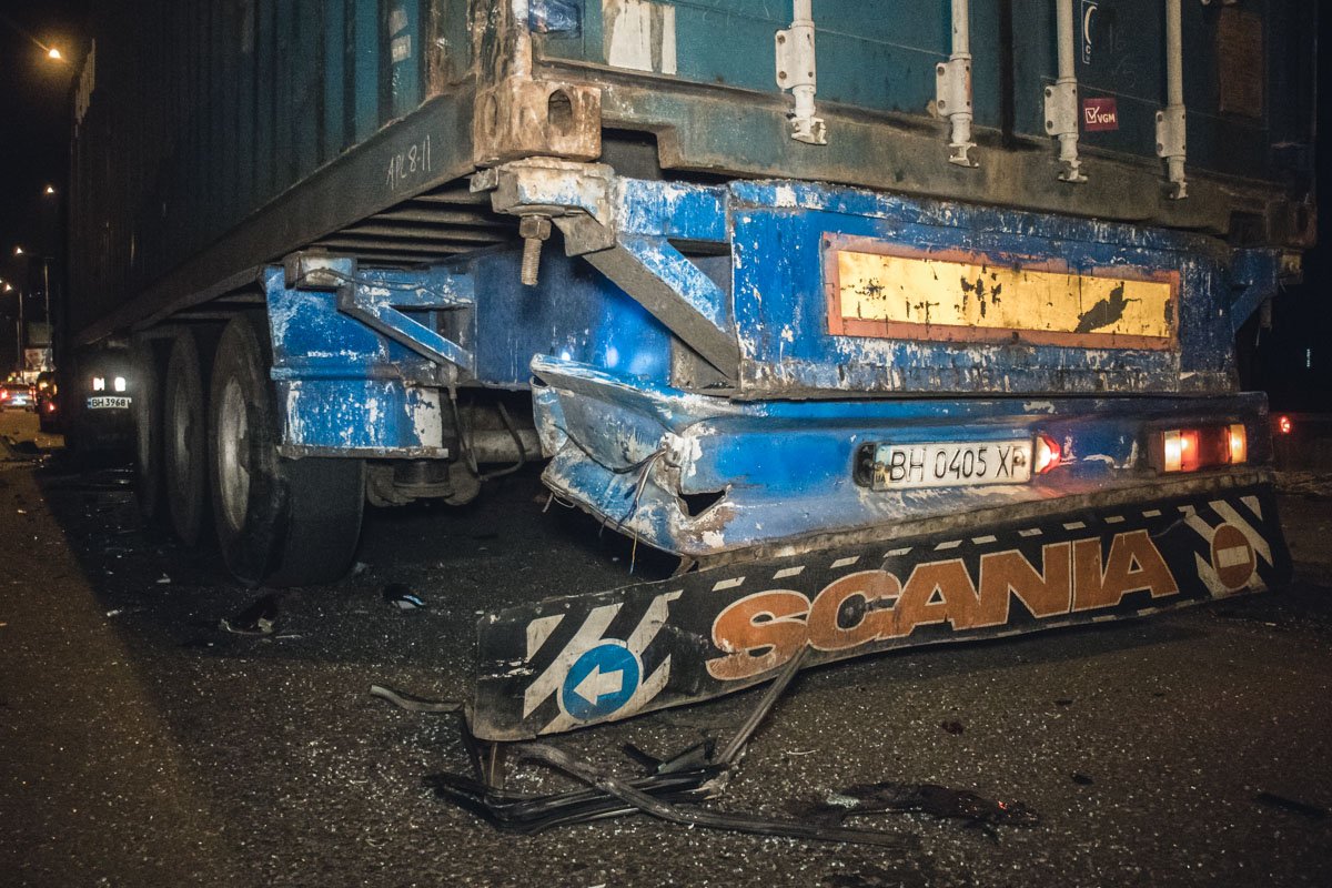 Оба автомобиля получили серьезные повреждения