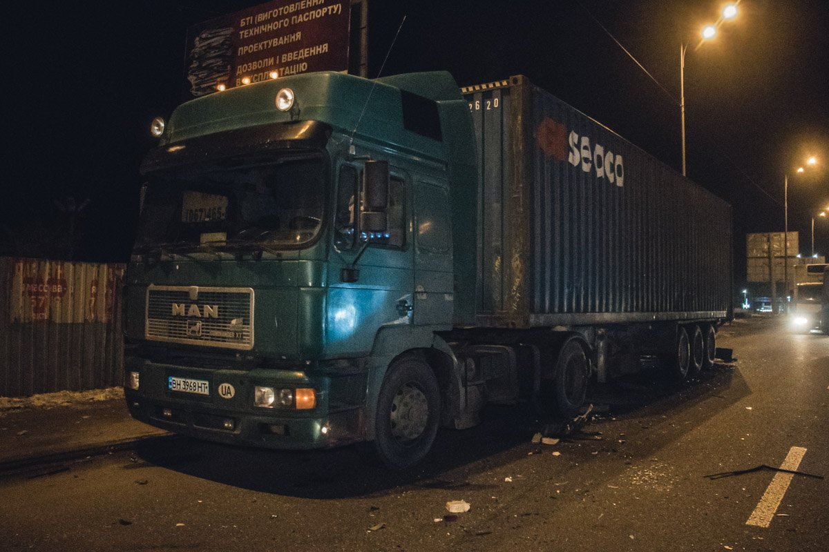 Грузовик был припаркован у обочины