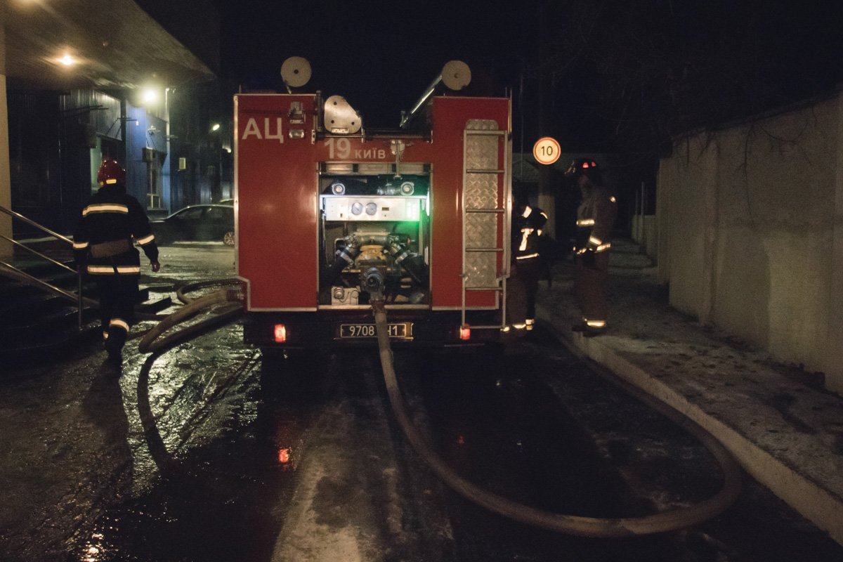 Огонь охватил печатный станок на площади 150 квадратных метров