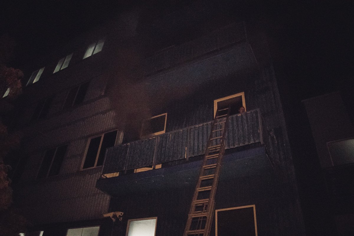 Из здания с помощью пожарных лестниц вывели мужчину и женщину