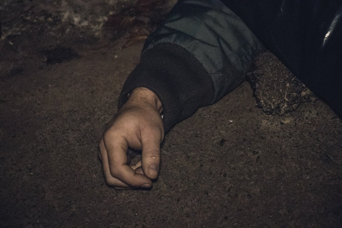 Тело лежало на тротуаре возле девятиэтажного дома Тело лежало на тротуаре возле девятиэтажного дома